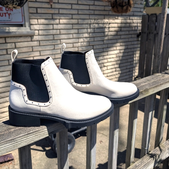 New Coach Lory Leather Bootie Slip-on in Size 11 - Picture 1 of 7